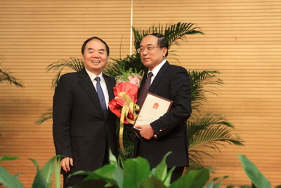 中国工程院院长周济院士为于金明院士颁发院士证书