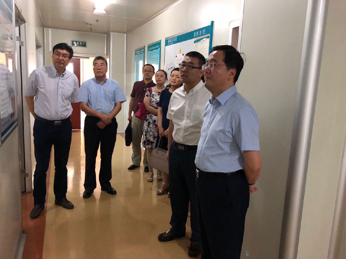 山东省科技厅刘为民厅长在实验室调研