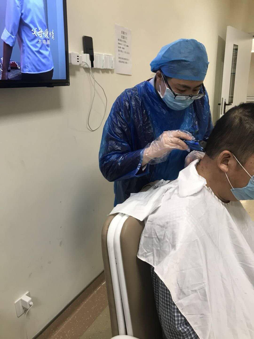最美“理发师”——志愿者服务团队理发组