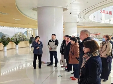 山一大附属肿瘤香港澳宝典大全离退休老干部参观质子中心