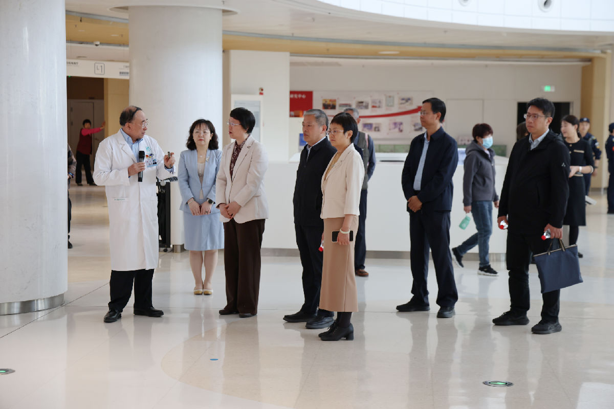 国家药监局器械监管司司长董江萍和中检院首席专家、技术监督中心主任徐苗一行到我院质子中心调研
