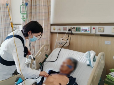 轻伤不下火线 坚守彰显担当｜我院肺外科二病区护士长陈锋带伤坚守岗位