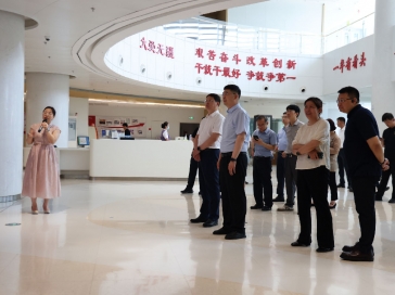 首都医科大学党委书记王达品一行到我院质子中心参观调研