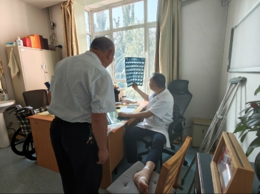 山肿胸部放疗五病区黄伟主任带伤坚守诊疗一线